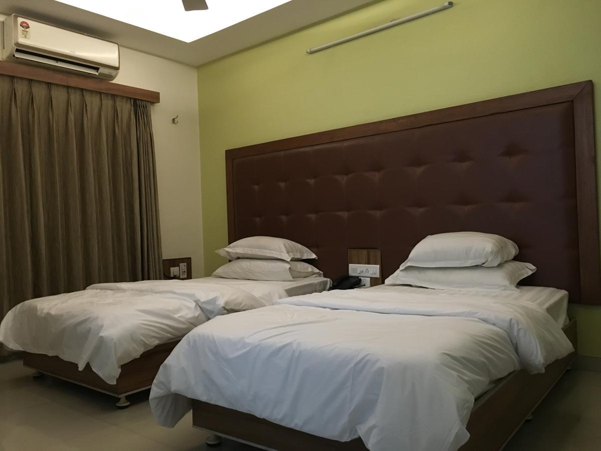 Hotel Executive Surate Extérieur photo