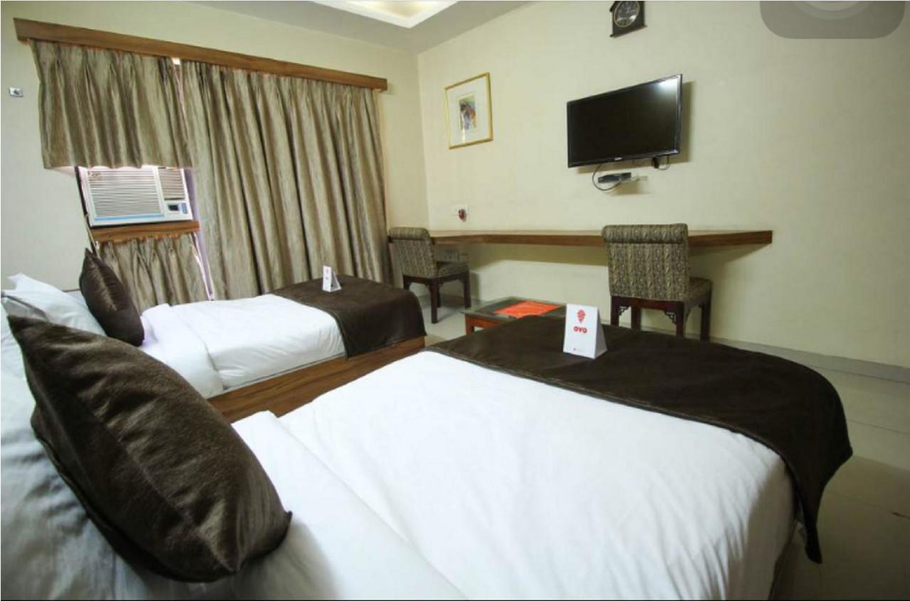 Hotel Executive Surate Extérieur photo