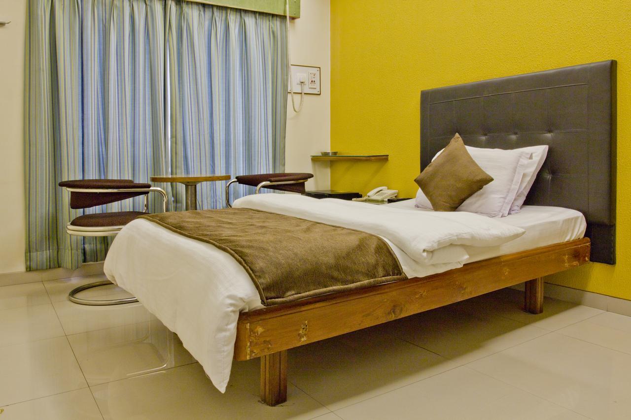 Hotel Executive Surate Extérieur photo