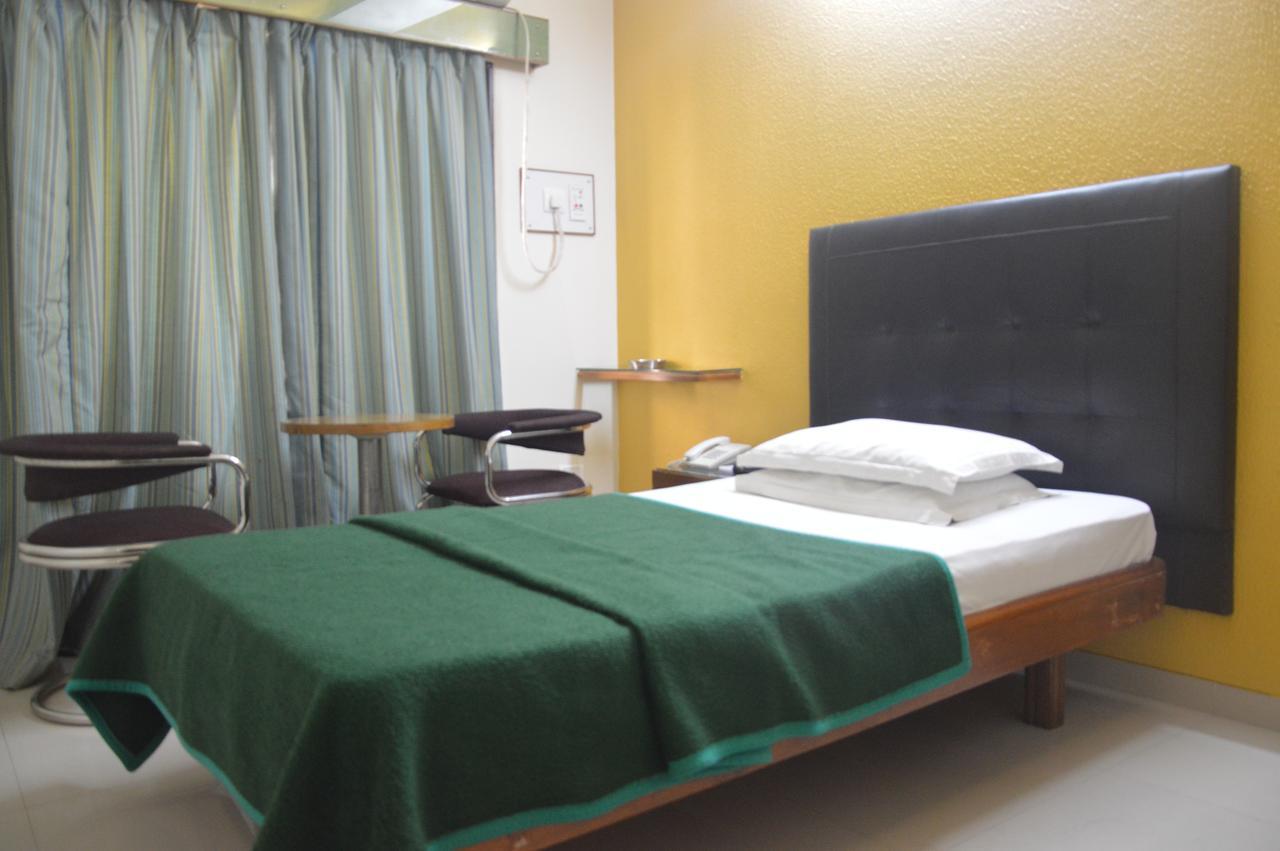 Hotel Executive Surate Extérieur photo