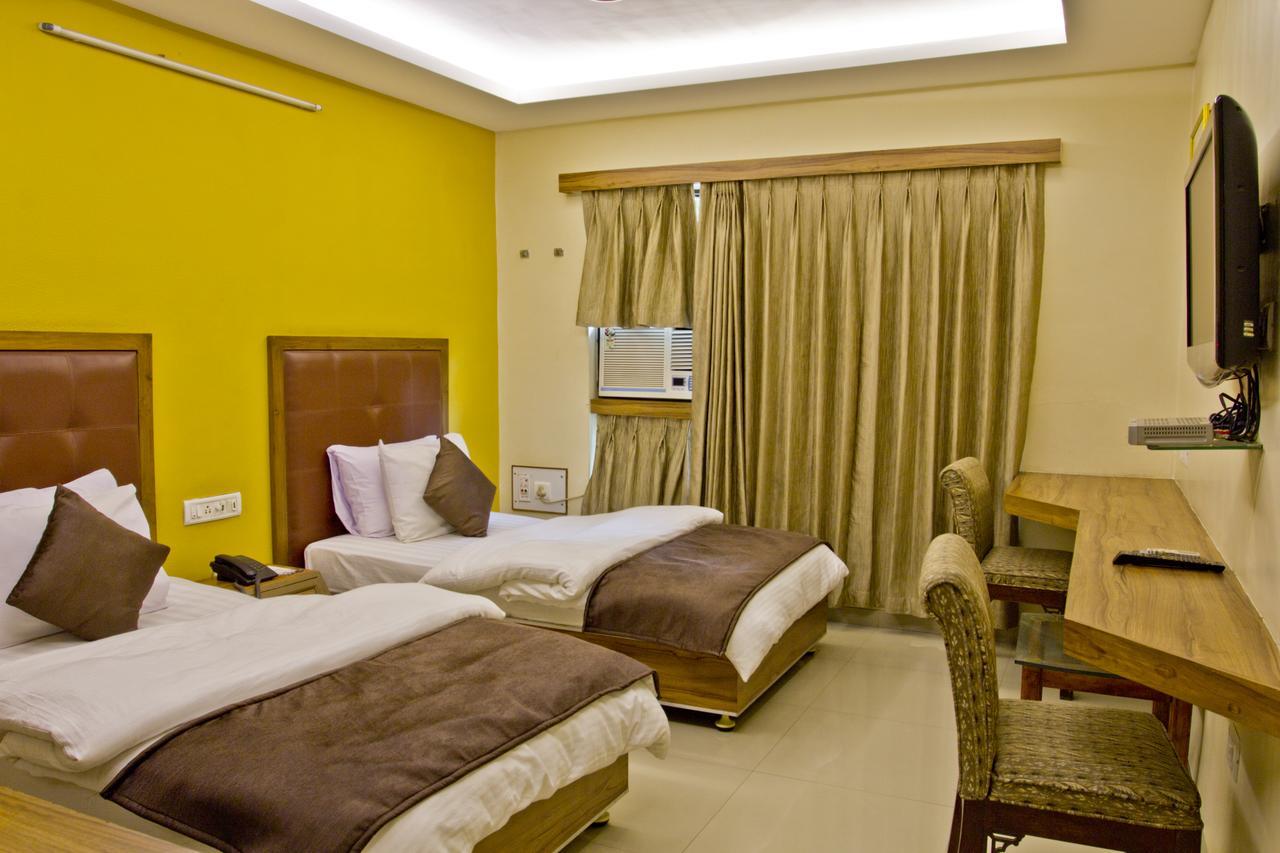 Hotel Executive Surate Extérieur photo